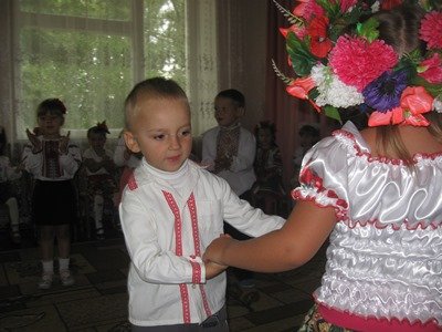 Хоч малі ми українці, Та вже добре знаємо, Що край рідний – Україна, І її кохаємо! Хоч малі ми українці, Та вже добре знаємо, Що край рідний – Україна, І її кохаємо!