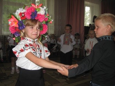 Хоч малі ми українці, Та вже добре знаємо, Що край рідний – Україна, І її кохаємо! Хоч малі ми українці, Та вже добре знаємо, Що край рідний – Україна, І її кохаємо!