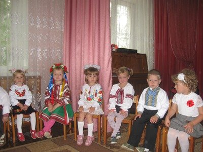 Хоч малі ми українці, Та вже добре знаємо, Що край рідний – Україна, І її кохаємо! Хоч малі ми українці, Та вже добре знаємо, Що край рідний – Україна, І її кохаємо!